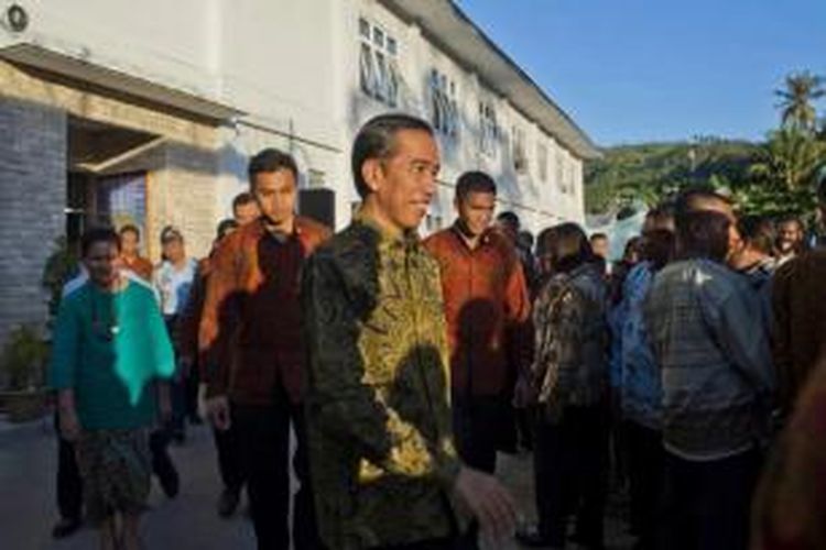 Presiden Joko Widodo (tengah) bersama Ibu Negara Iriana (kiri) tiba di Lembaga Pemasyarakatan Kelas II Abepura, Jayapura, Papua, 5 Mei 2015.