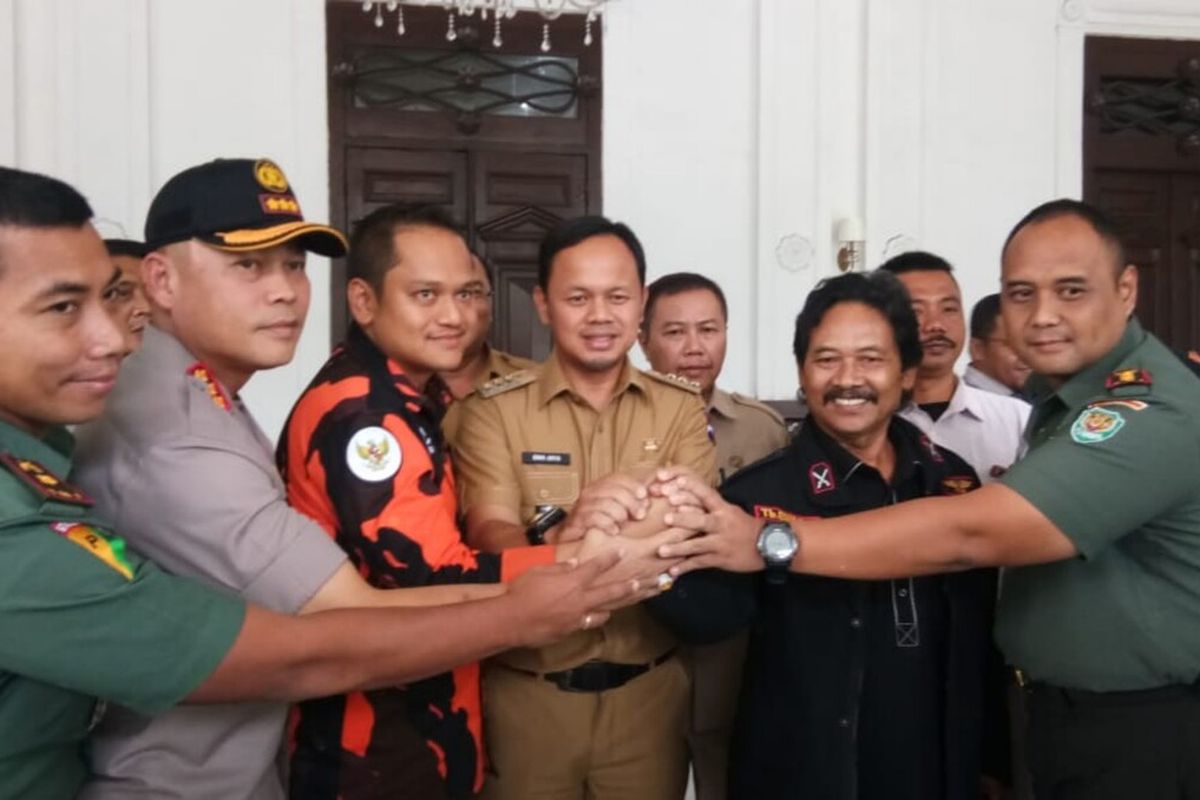 Dua ormas yang terlibat bentrok, yakni Pemuda Pancasila dengan Badan Pembinaan Potensi Keluarga Besar Banten (BPPKB) sepakat berdamai. Pertemuan itu dilaksanakan di Kantor Balai Kota Bogor dan disaksikan Wali Kota Bogor Bima Arya Sugiarto, Selasa (21/1/2020).