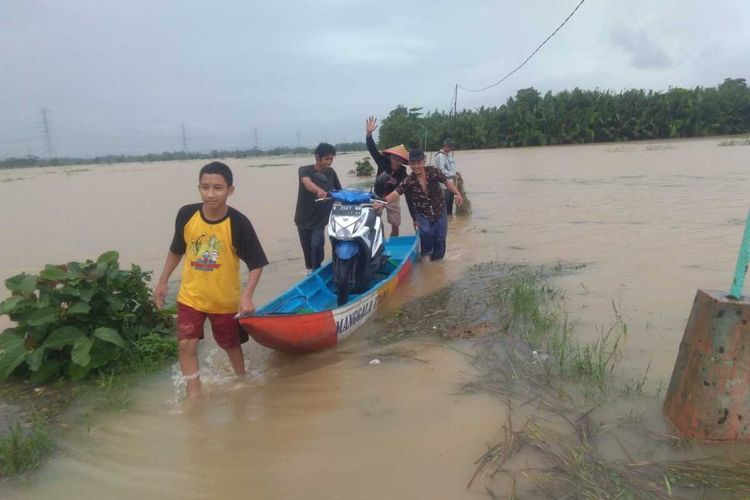 Banjir menggenangi wilayah Grumbul Nusapule, Desa Nusadadi, Kecamatan Sumpiuh, Kabupaten Banyumas, Jawa Tengah, Kamis (13/10/2022).