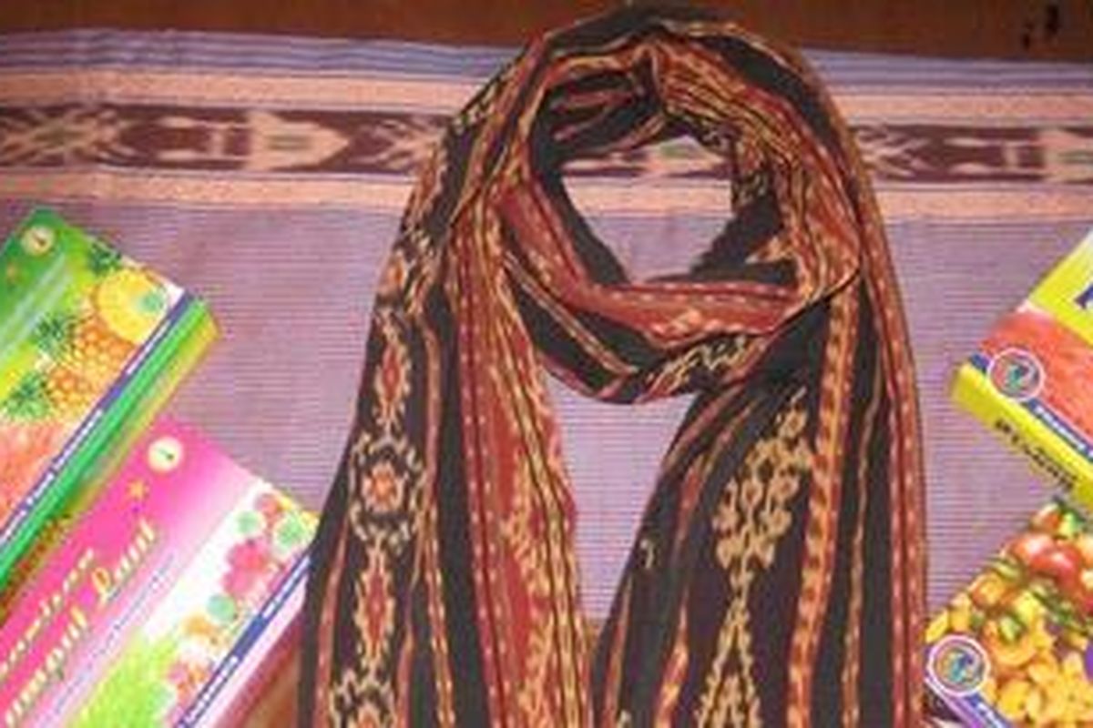 Oleh-oleh khas Lombok, antara lain Dodol Rumpt Laut dan Kain Sasak.