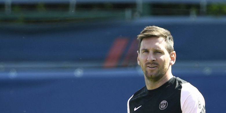 Lionel Messi mengikuti latihan perdana bersama skuad Paris Saint-Germain (PSG) di pusat latihan PSG, Camp des Logers, 13 Agustus 2021. 