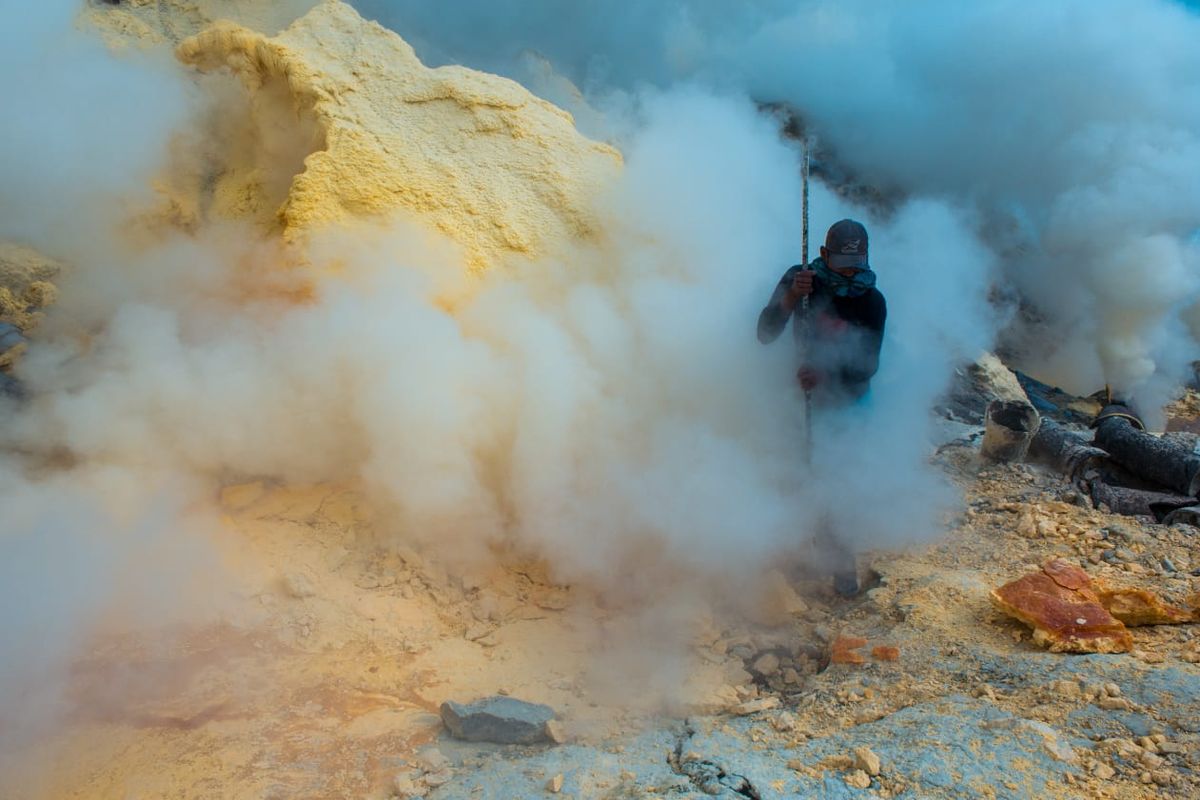 Penambang belerang di Kawah Ijen.