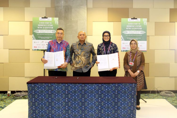 Penandatanganan MoU oleh Hippindo untuk program Satu juta Motor Listrik