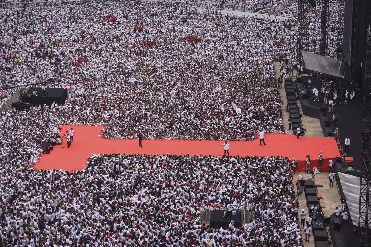 Relawan dan simpatisan pasangan Capres dan Cawapres nomor urut 01 Joko Widodo - KH Maruf Amin menghadiri Konser Putih Bersatu di Stadion Utama Gelora Bung Karno (GBK), Jakarta, Sabtu (13/4/2019). Konser Putih Bersatu tersebut menjadi puncak dari kampanye akbar pasangan nomor urut 01 sebelum memasuki masa tenang dan hari pemungutan suara (Pemilu) serentak pada Rabu, 17 April 2019 mendatang. 