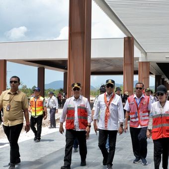 Menteri Perhubungan Budi Karya Sumadi meninjau progres pembangunan Bandara Singkawang, Kalimantan Barat, Minggu (28/1/2024).