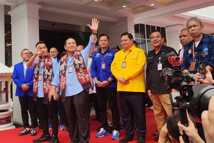 Bakal calon presiden dan wakil presiden (capres-cawapres) Koalisi Indonesia Maju (KIM), Prabowo Subianto-Gibran Rakabuming tiba di kantor KPU RI, Rabu (25/10/2023), sekitar pukul 11.20 WIB.