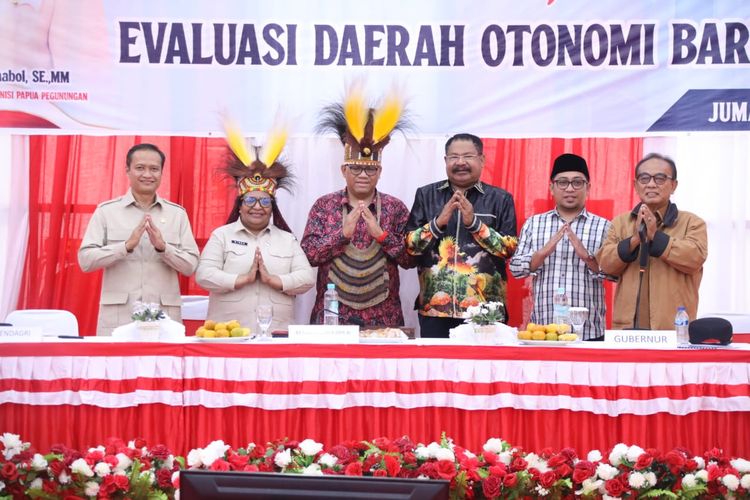 Direktur Jenderal (Dirjen) Otonomi Daerah (Otda) Akmal Malik, Wakil Menteri Dalam Negeri (Wamendagri) Ribka Haluk, Ketua Tim Komisi II DPR RI Giri Ramanda N. Kiemas, Gubernur Papua Pegunungan Jhon Tabo (kiri-kanan) berfoto bersama usai menghadiri Evaluasi Daerah Otonomi Baru (DOB) empat Provinsi di Papua yang berlangsung di Gereja Wesaroma Pikhe, Kabupaten Jayawijaya, Papua Pegunungan, Jumat (16/5/2025).