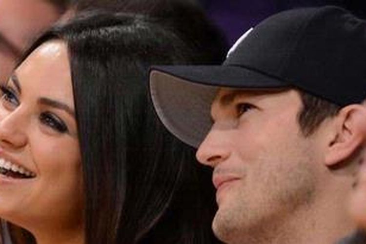 Aktor Ashton Kutcher (kanan) dan aktris Mila Kunis  menonton pertandingan bola basket antara  Los Angeles dengan Phoenix Sun di Staples Center, Los Angeles, California (AS), 12 Februari  2013 waktu setempat.