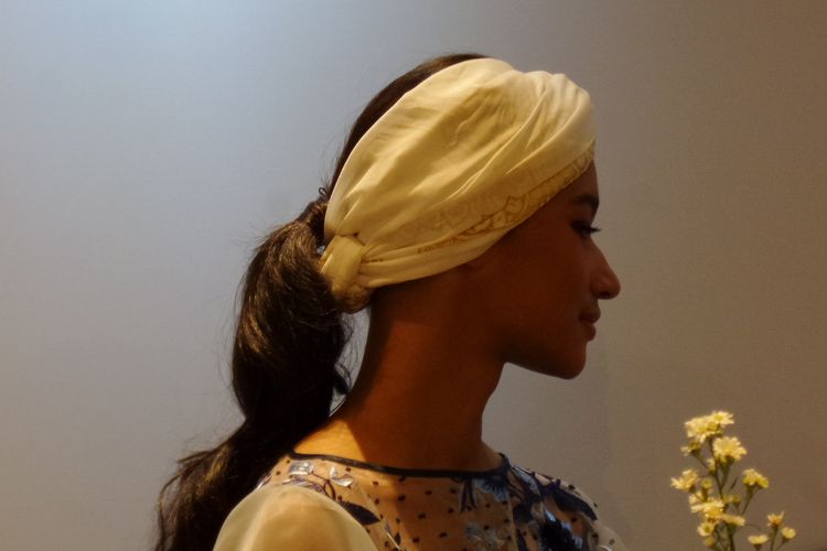 Tampilan turban casual yang diperagakan oleh fashion stylist Lady Yulia. 