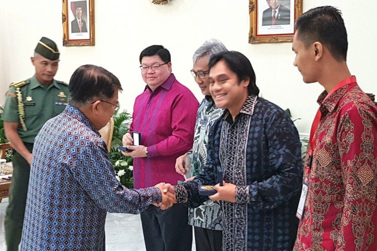 Artis musik Dwiki Dharmawan saat meraih WIPO Gold Medal For Creativity dari Wakil Presiden Jusuf Kalla.