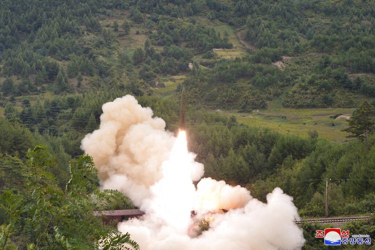 Foto ini disediakan oleh pemerintah Korea Utara Kamis, 16 September 2021, menunjukkan uji coba rudal yang diluncurkan dari kereta api pada 15 September 2021, di lokasi yang dirahasiakan Korea Utara. 