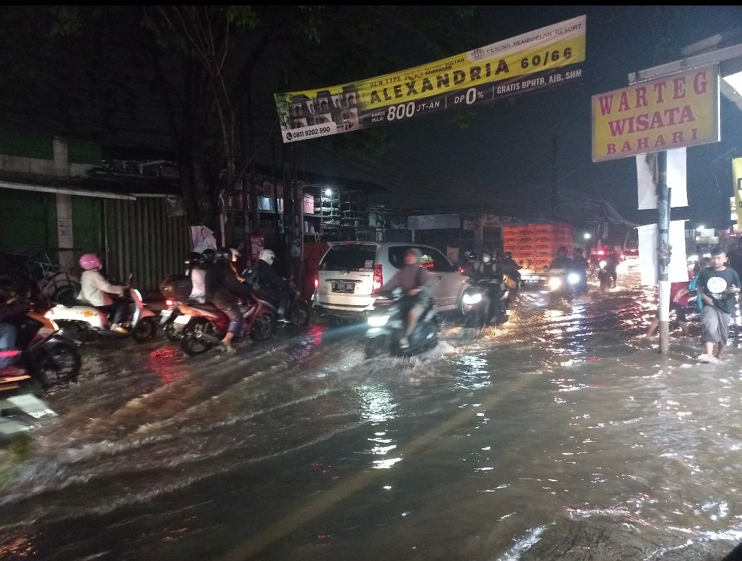 Hujan Deras Sejak Sore, Jalan Dr Setiabudi Pamulang Terendam Banjir