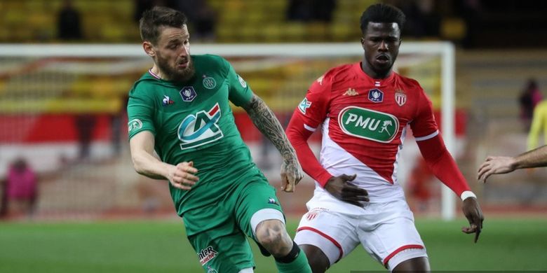 Bek Prancis Saint-Etienne Mathieu Debuchy (kiri) memperebutkan bola dengan penyerang Monaco Keita Balde selama pertandingan sepak bola Piala Prancis antara Monaco dan Saint-Etienne di stadion Louis II di Monaco pada 28 Januari 2020