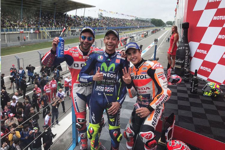 Andrea Dovizioso, Valentino Rossi dan Marc MArquez di podium Assen, Minggu (25/6/2017).