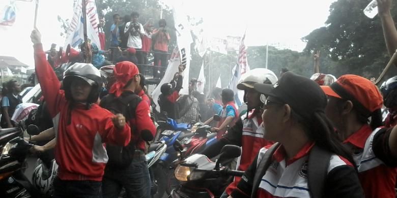 Massa FSB Kamiparho saat aksi bunyikan klakson motor di depan Istana Negara, Kamis (2/5/2014).