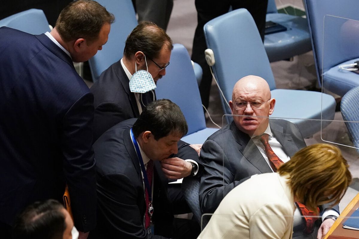 Vasily Nebenzya, Wakil Tetap Rusia untuk PBB, kanan, berbicara kepada anggota rombongannya selama pertemuan Dewan Keamanan PBB, Rabu, 23 Maret 2022, di markas besar PBB. 