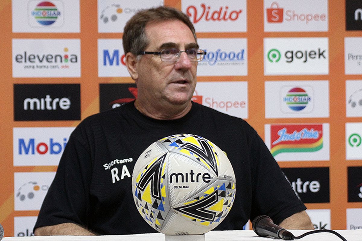 Pelatih Persib Bandung, Robert Rene Alberts. 