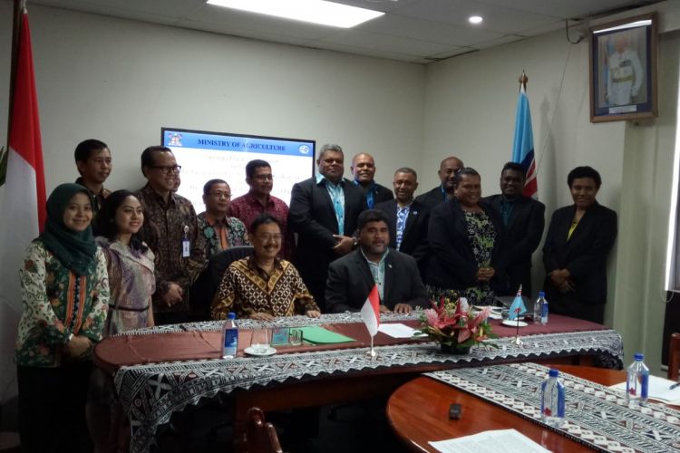 Kementerian Pertanian (Kementan) Indonesia bersama Kementan Fiji berfoto bersama usai menandatangani pembentukan Joint Agricultural Working Group (JAWG) antara Kementan RI dengan Kementan Fiji, di kantor Kementan, Maritim dan Perdesaan, serta Penanganan Bencana Nasional Fiji, Kamis (1/11/2018).