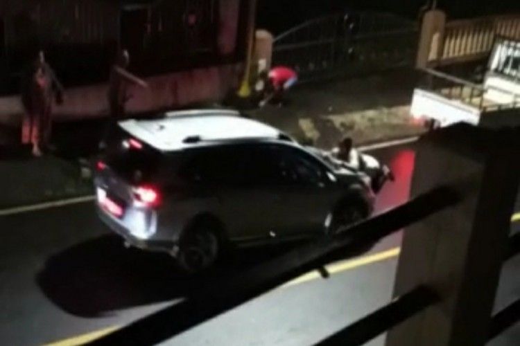 Tangkapan video seorang perempuan hadang hingga diseret mobil di Kota Tomohon, Sulawesi Utara.