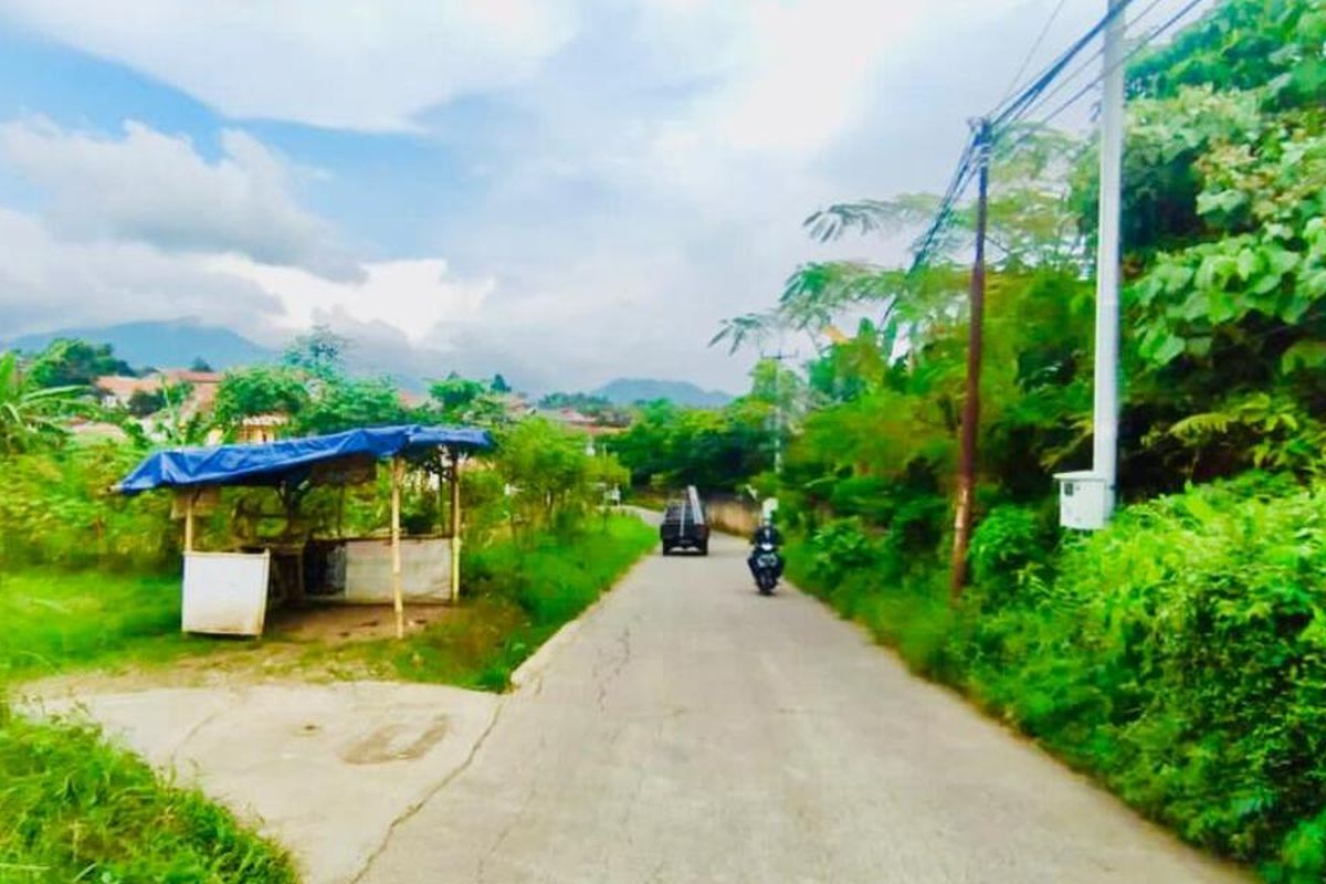 3-4 tahun lalu, crazy rich asal Gerobogan Joko Suranto juga pernah membangun jalan yang menghubungan Desa Nagrog dan Desa Narawita, di Kecamatan Cicalengka, Kabupaten Bandung. Tak hanya itu, ia juga mengaku membangun pesantren di Priangan Timur.