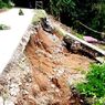 Diguyur Hujan Deras, Bahu Jalan Kecamatan di Luwu Ambles Timpa Rumah Warga