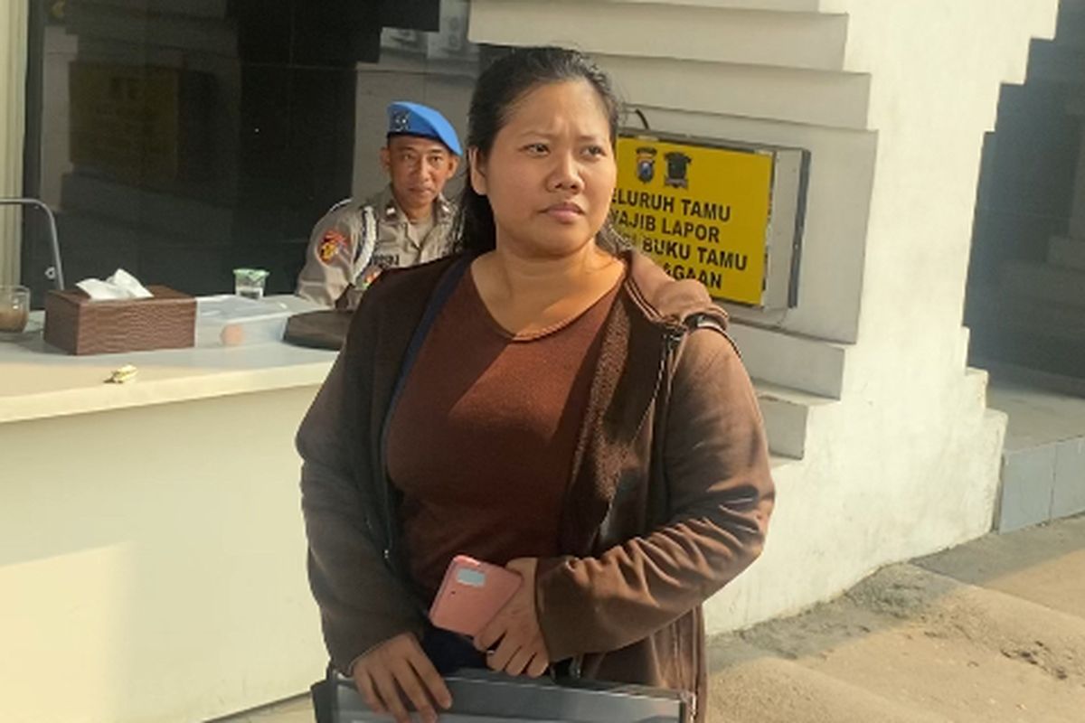 Korban tahan ijazah, Nila Handiani saat di Polrestabes Surabaya, Senin (14/4/2025).