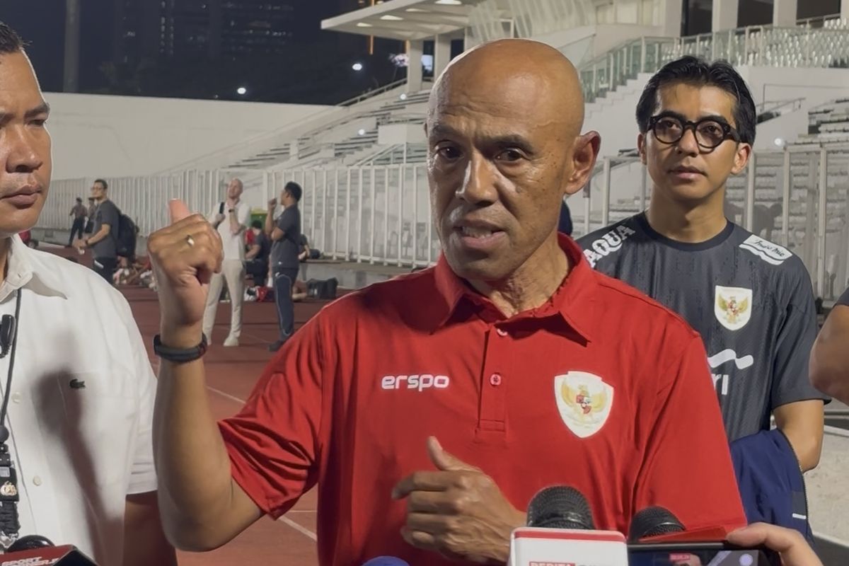 Kepala Pemandu Bakat PSSI, Simon Tahamata, kala berbicara kepada wartawan jelang sesi latihan Timnas Indonesia di Stadion Madya, Senayan, Jakarta, Senin (2/6/2025).
