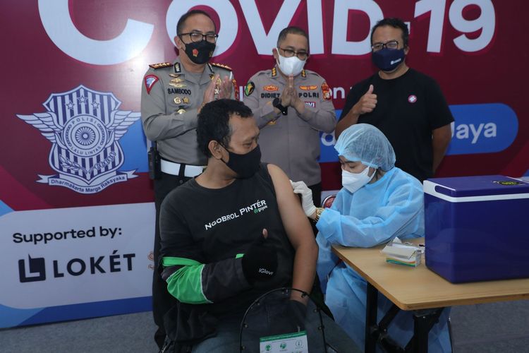 Vaksinasi booster yang berlangsung di Sentra Vaksinasi Senayan Park, Jakarta, Senin (7/2/2022).