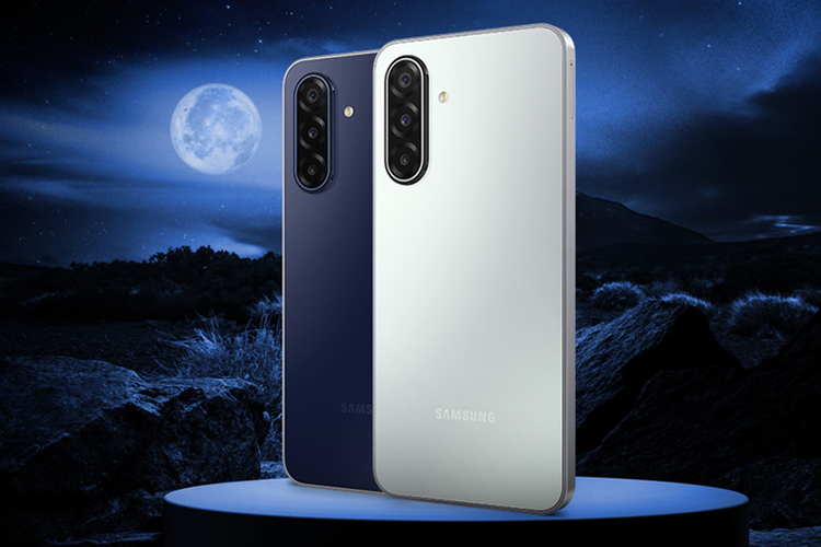 Di India, Samsung M17 hadir dalam pilihan warna Moonlight Silver dan Sapphire Black.