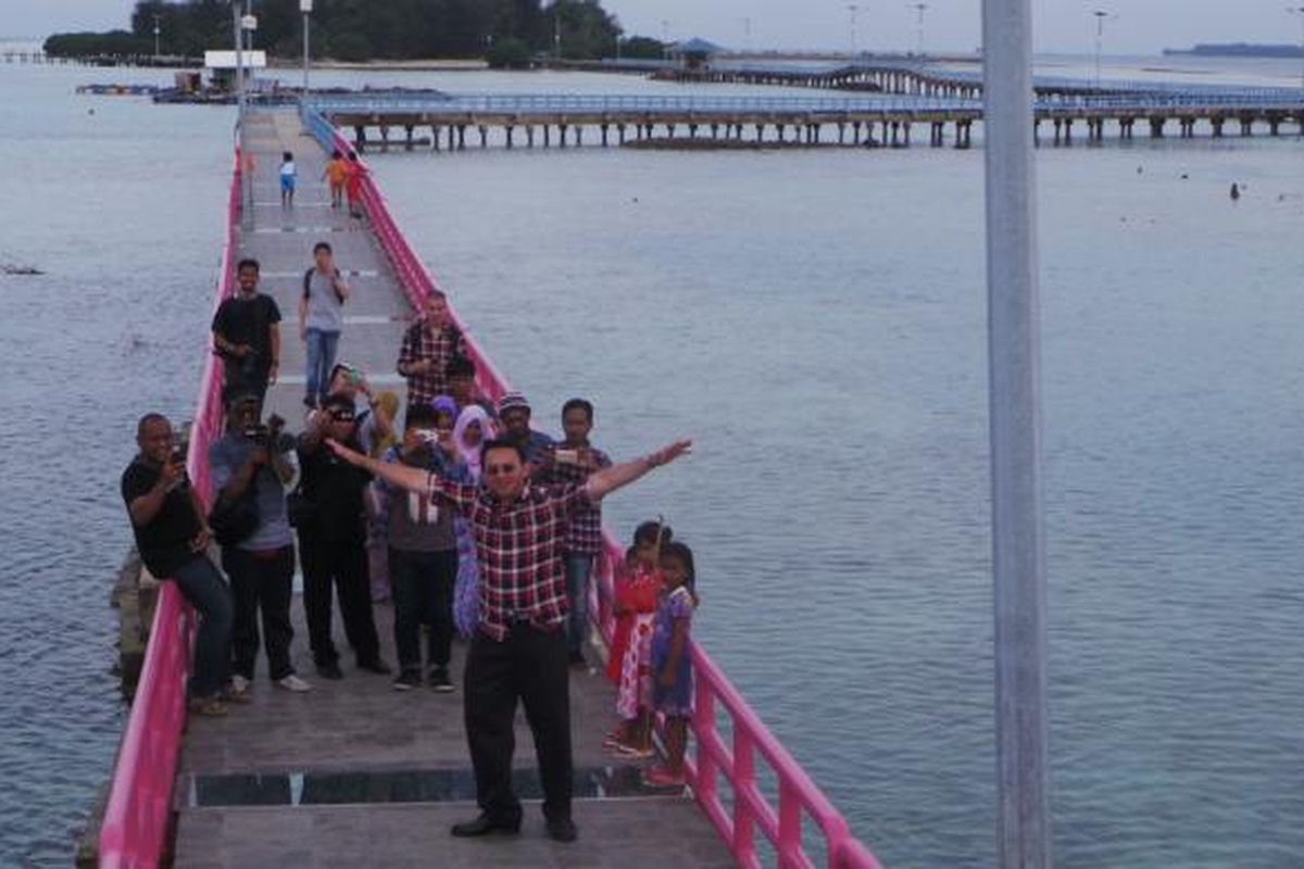 Calon gubernur nomor pemilihan dua DKI Jakarta Basuki Tjahaja Purnama atau Ahok saat berpose di Jembatan Cinta, Pulau Tidung, Kepulauan Seribu, Senin (30/1/2017).