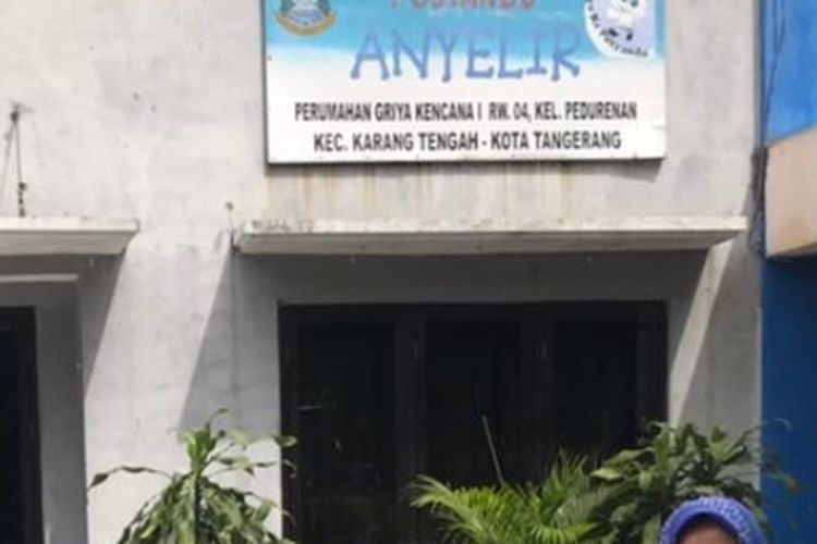 Murid PAUD Anyelir, Karang Tengah, Kota Tangerang, Banten, terpaksa belajar di luar gedung pada Kamis (18/11/2021) karena sekolah mereka disegel ketua RW setempat. Pengelola PAUD mengatakan, sekolah mereka disegel setelah tidak mau membayar iuran yang diminta ketua RW itu.