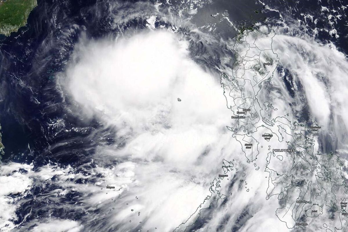Instrumen MODIS yang terbang di atas satelit Terra NASA memberikan gambar yang terlihat dari Siklon Tropis Nuri yang baru berkembang. Dalam gambar ini menunjukkan sekumpulan badai mengelilingi pusat sirkulasi, dan terletak antara Filipina dan Pulau Hainan, China.