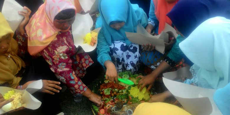 Ribuan warga makan bersama usai upacara peringatan HUT ke-71 Desa Banjararum di Kalibawang, Kulon Progo, DI Yogyakarta, Selasa (17/4/2018).