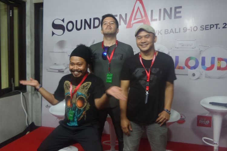 Payung Teduh usai tampil dalam Soundrenaline 2017 di Garuda Wisnu Kencana, Bali, Minggu (10/9/2017).