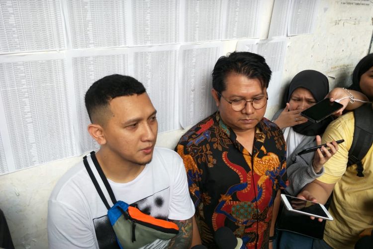 Putra Nunung, Bagus Permadi didampingi kuasa hukum ibunya usai sidang putusan Nunung dan suami di Pengadilan Negeri Jakarta Selatan, Rabu (27/11/2019).