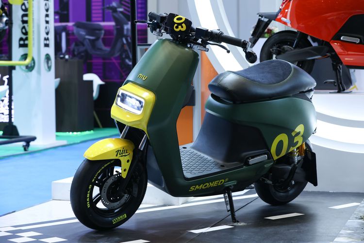 NIU Gova 03 C Racer dipamerkan di ajang Periklindo Electric Vehicle Show (PEVS) 2022 di JI Expo Kemayoran, Jakarta, Kamis (28/7/2022). NIU Mobility resmi meluncurkan dua model NIU Gova 03 versi modifikasi berkolaborasi dengan Smoked Garage yaitu Gova 03 C Racer dan Gova 03 Adventure yang diproduksi terbatas masing-masing 100 unit.