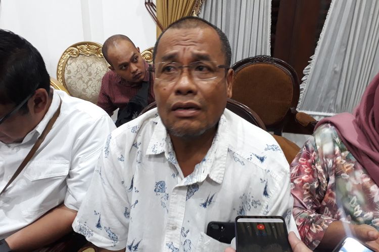 Herman Kusnadi (60) orangtua Ika Putri Laksmi dan Ilham Tri Kusnadi, mahasiswa asal Pamekasan yang sedang menempuh pendidikan kedokteran di Kota Xianning, Provinsi Hubei, China.