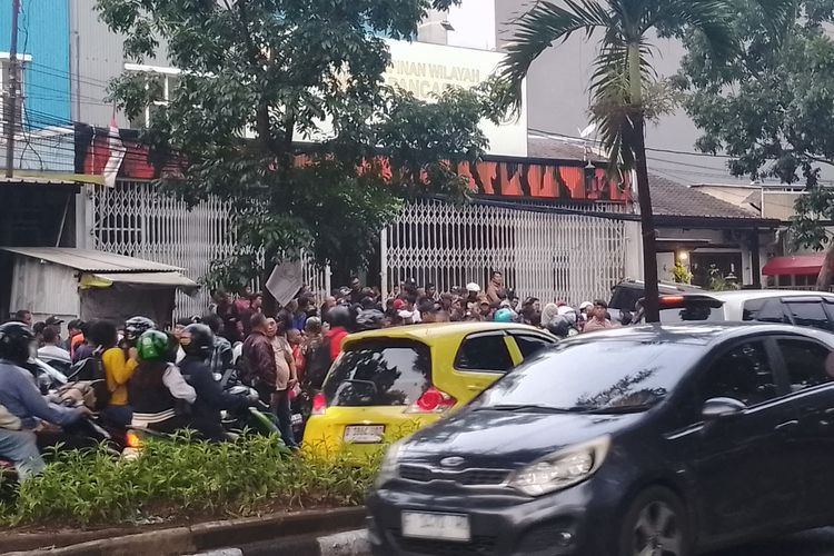 Puluhan anggota Pemuda Pancasila berkumpul di Kantor Majelis Perwakilan PP Jawa Barat di Jalan BKR, Kota Bandung usai penyerangan oleh ormas GRIB, Rabu (15/1/2025).
