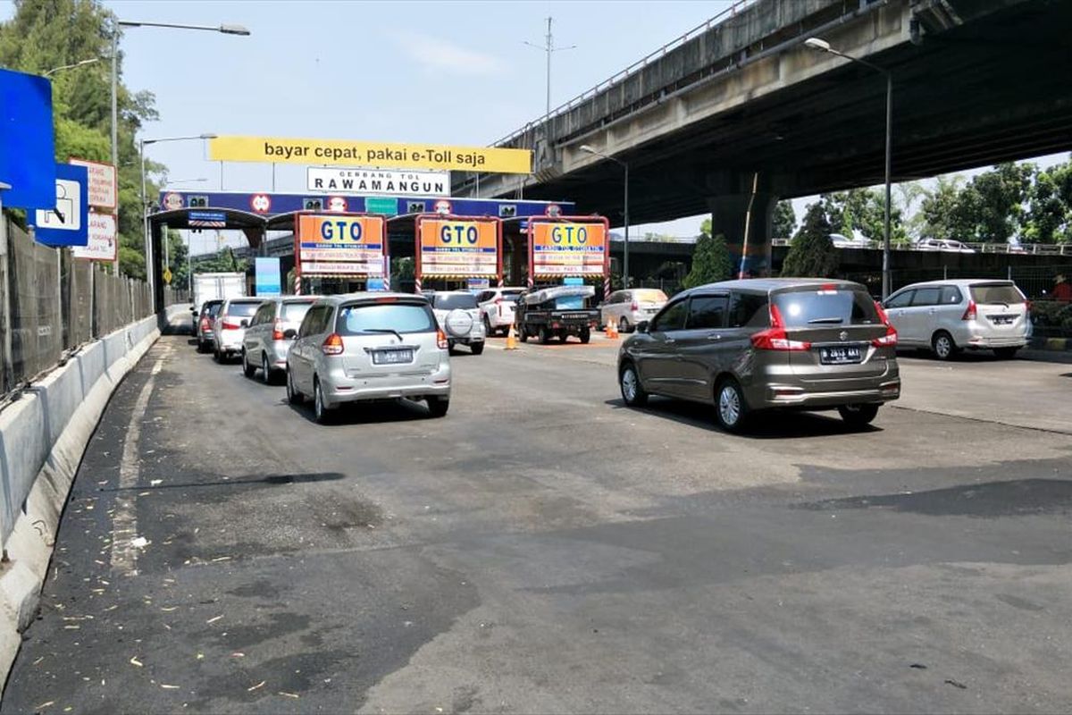 Evakuasi Kepala Truk Pertamina yang Terbakar Selesai, Gerbang Tol Rawamangun Kembali dibuka, Minggu (21/7/2019).