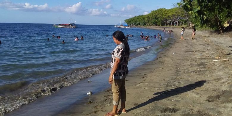 Pengunjung Pantai Wai Rii, di Kecamatan Alok Barat, Kabupaten Sikka, Nusa Tenggara Timur, Minggu (12/5/2019).