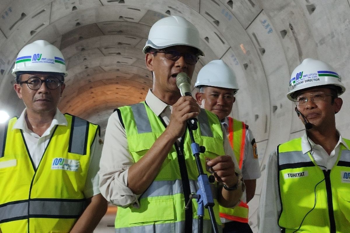 Penjabat (Pj) Gubernur DKI Jakarta Heru Budi Hartono meninjau pembangunan MRT Fase 2A Bundaran Hotel Indonesia (HI)- Kota pada Rabu (18/10/2023) sore.