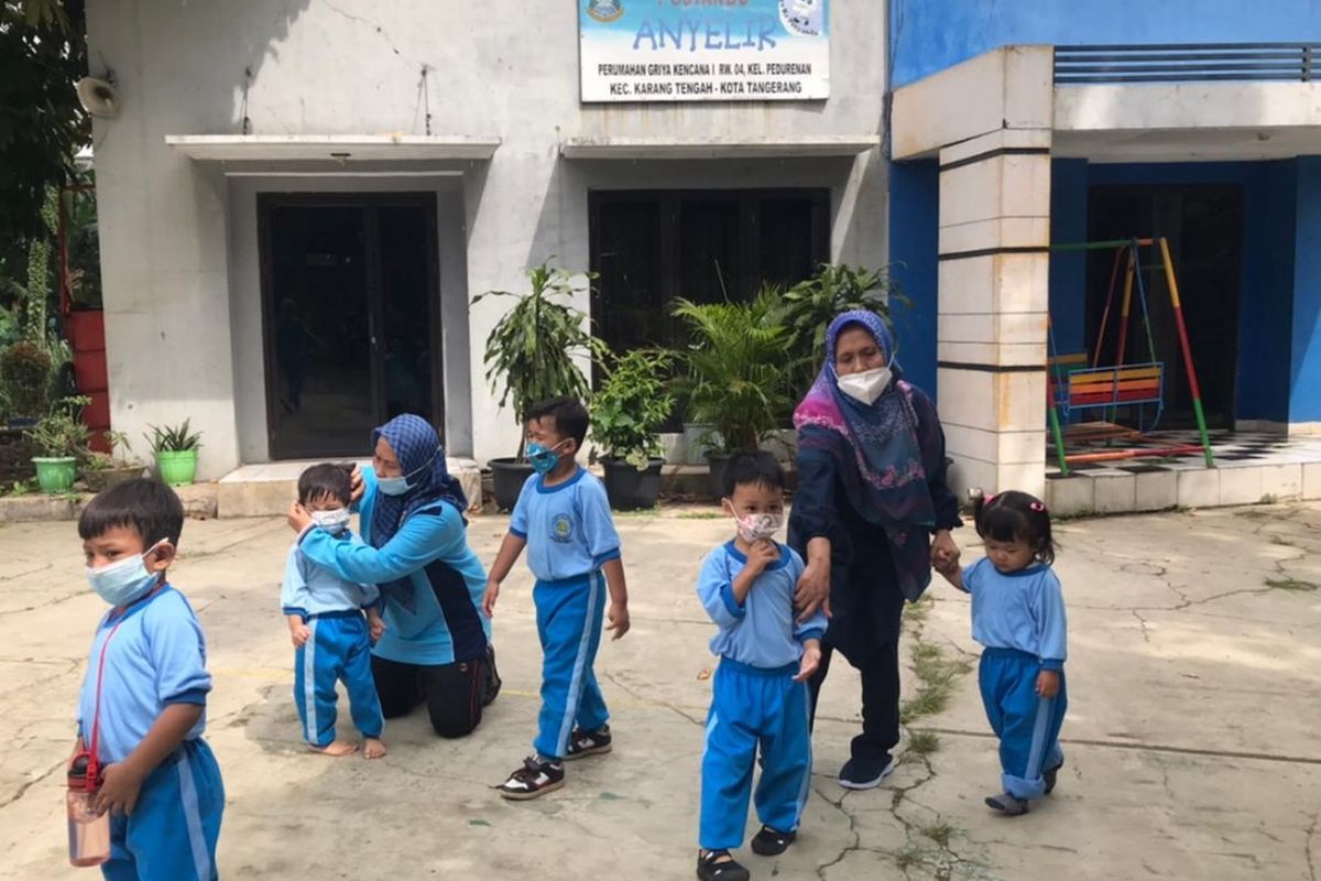 Murid PAUD Anyelir, Karang Tengah, Kota Tangerang, Banten, terpaksa belajar di luar gedung pada Kamis (18/11/2021) karena sekolah mereka disegel ketua RW setempat. Pengelola PAUD mengatakan, sekolah mereka disegel setelah tidak mau membayar iuran yang diminta ketua RW itu.