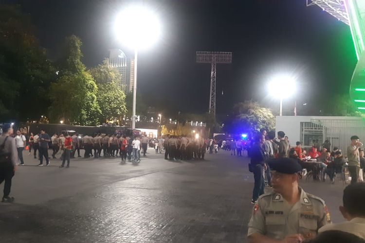 Suporter Indonesia meninggalkan Stadion Utama Gelora Bung Karno (SUGBK) dengan tertib pada Selasa (10/9/2019) malam