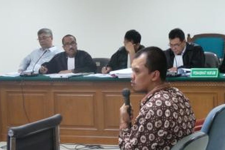 Miko Fanji Tirtayasa bersaksi dalam sidang kasus dugaan suap sengketa Pilkada dengan terdakwa mantan Ketua Mahkamah Konstitusi Akil Mochtar di Pengadilan Tindak Pidana Korupsi, Jakarta, Senin (7/4/2014).