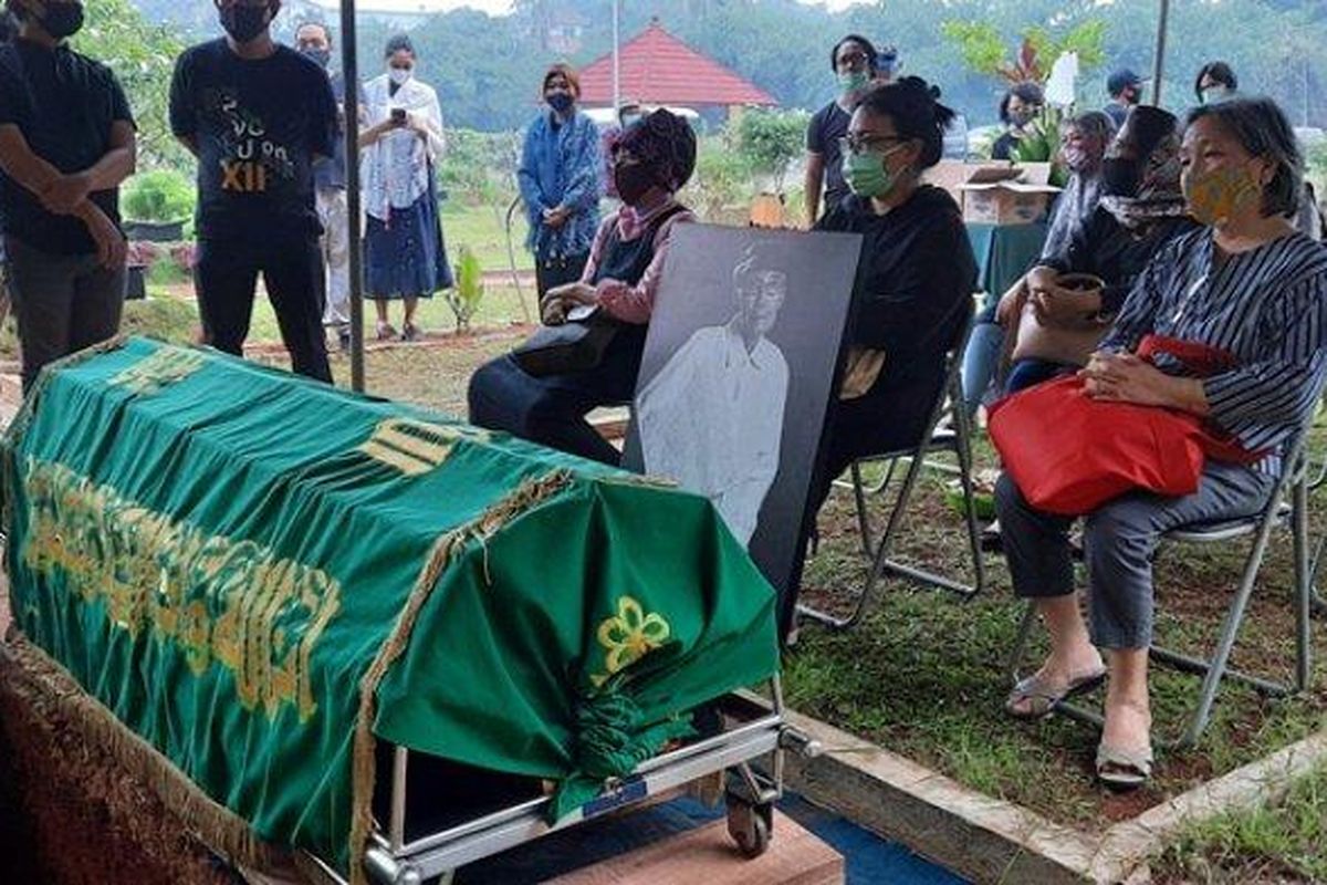 Suasana pemakaman sastrawan Indonesia Sapardi Djoko Damono di TPU Grititama, Bogor, Minggu (19/7/2020).