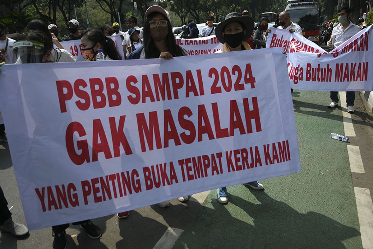 Massa aksi yang tergabung dalam Aliansi Karyawan Hiburan dan Pengusaha Hiburan melakukan aksi damai di depan Balai Kota DKI Jakarta,  Selasa (21/7/2020). Dalam aksinya mereka menuntut Gubenur DKI Jakarta Anies Baswedan untuk membuka tempat hiburan malam dalam masa PSBB Transisi fase kedua di Jakarta.