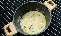 Resep Bubur Beras Merah Bayam untuk MPASI Bayi 8 Bulan