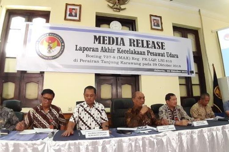 Kasubkom Penerbangan sekaligus investigator dalam kecelakaan Lion Air dengan nomor penerbangan PK-LQP Nurcahyo Utomo (kiri ketiga) saat menjelaskan laporan akhir kecelakaan pesawat Lion Air PK-LQP di Gedung KNKT, Jakarta, Jumat (25/10/2019).