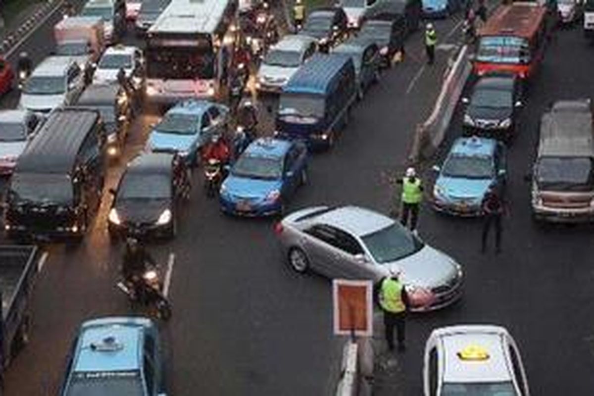 Pembatas jalan di depan Plaza Semanggi, Jakarta Selatan, kembali dibongkar oleh Legiun Veteran Republik Indonesia, Senin (30/5/2011). Beberapa jam sebelumnya, pembatas jalan tersebut dipasang oleh petugas Dinas Perhubungan. 
