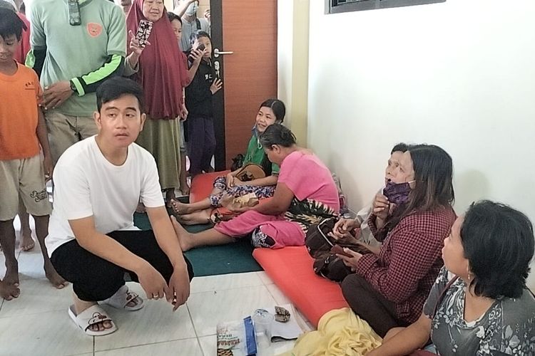 Wali Kota Solo, Gibran Rakabuming Raka ketika meninjau korban banjir di SD Joyotakan, Kota Solo, pada Jumat (17/2023).